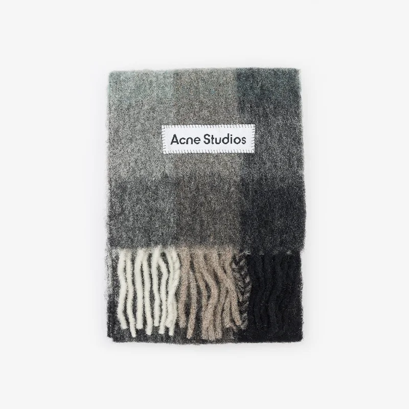 Quick Grab Deals Scarf in Green/Grey/Black